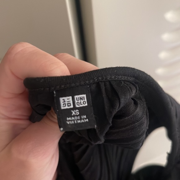 Uniqlo Black Pleated Sleeveless Dress - Picture 5 of 7